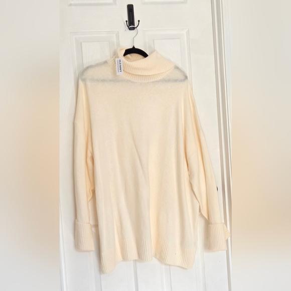Old Navy Sweaters - Old Navy Thread Soft Cream Turtleneck Sweater